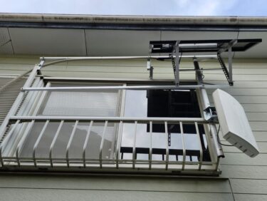DIY太陽光発電　ポータブル電源充電用ソーラーパネルを2階の窓外・窓手すりに設置・増設DIY「リョクエン100Wパネル」